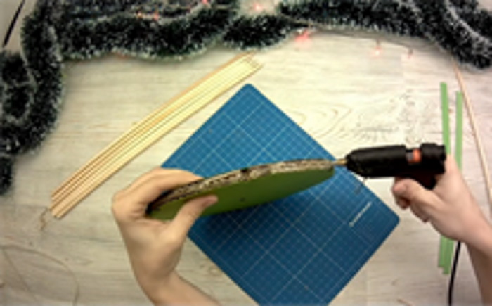Weihnachtsbaum (Tannenbaum) Neujahrsbasteln mit eigenen Händen aus Pappe, Papier, Schrott