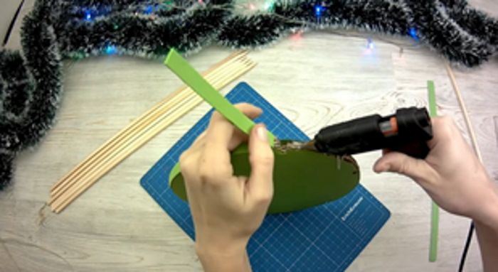 Weihnachtsbaum (Tannenbaum) Neujahrsbasteln mit eigenen Händen aus Pappe, Papier, Schrott