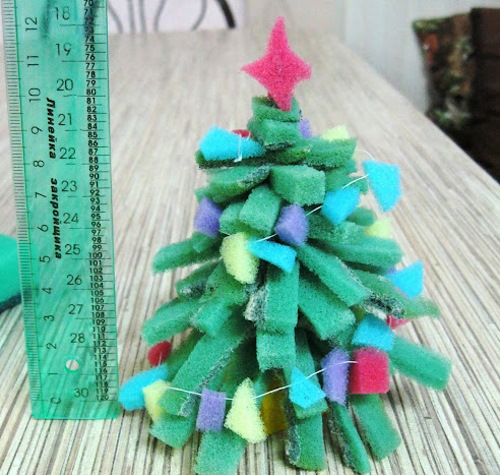 Weihnachtsbaum aus Schwämmen