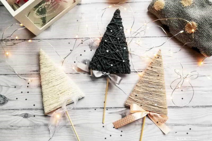Weihnachtsbaum aus Pappe und Fäden