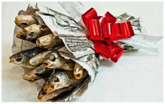 Bei der Auswahl des Fisches für einen Strauß ist es wichtig, dass er mager ist. Dies ist notwendig, um die anderen Zutaten nicht zu verunreinigen.