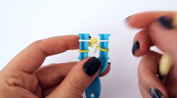Wunderschöne Armbänder aus Gummibändern. Webmuster, wie man webt