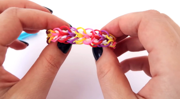Wunderschöne Armbänder aus Gummibändern. Webmuster, wie man webt