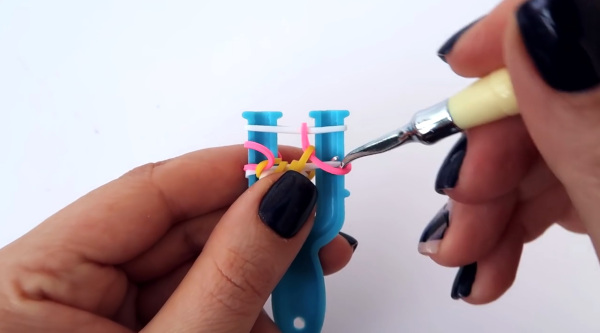Wunderschöne Armbänder aus Gummibändern. Webmuster, wie man webt