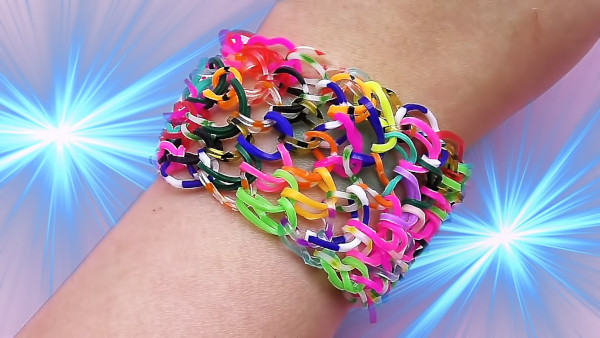Wunderschöne Armbänder aus Gummibändern. Webmuster, wie man webt