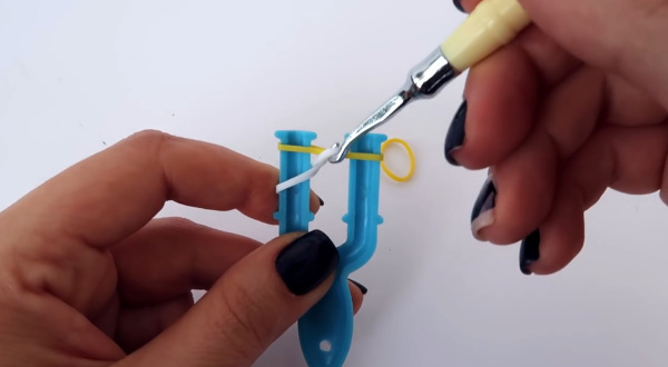 Wunderschöne Armbänder aus Gummibändern. Webmuster, wie man webt