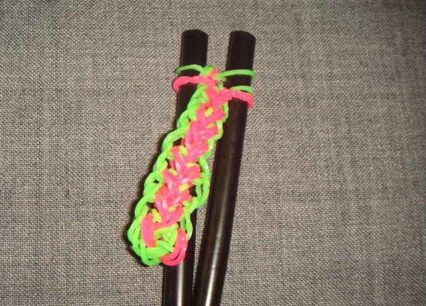 Wunderschöne Armbänder aus Gummibändern. Webmuster, wie man webt