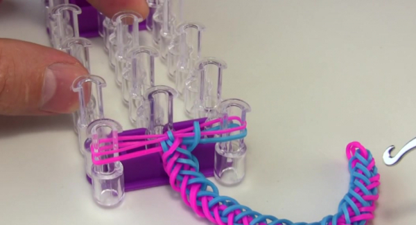 Wunderschöne Armbänder aus Gummibändern. Webmuster, wie man webt