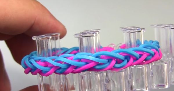 Wunderschöne Armbänder aus Gummibändern. Webmuster, wie man webt