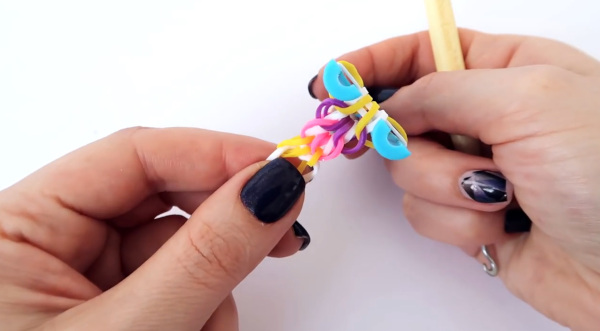 Wunderschöne Armbänder aus Gummibändern. Webmuster, wie man webt