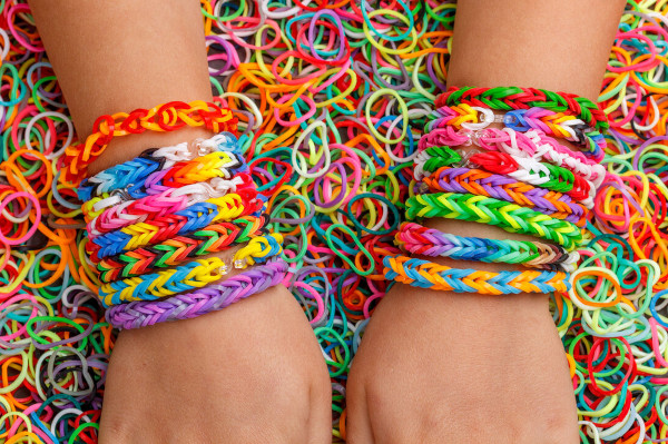 Wunderschöne Armbänder aus Gummibändern. Webmuster, wie man webt