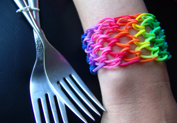 Wunderschöne Armbänder aus Gummibändern. Webmuster, wie man webt