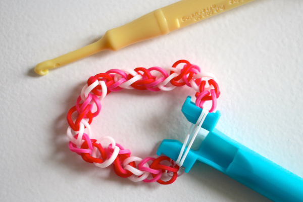 Wunderschöne Armbänder aus Gummibändern. Webmuster, wie man webt