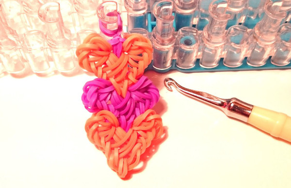 Wunderschöne Armbänder aus Gummibändern. Webmuster, wie man webt