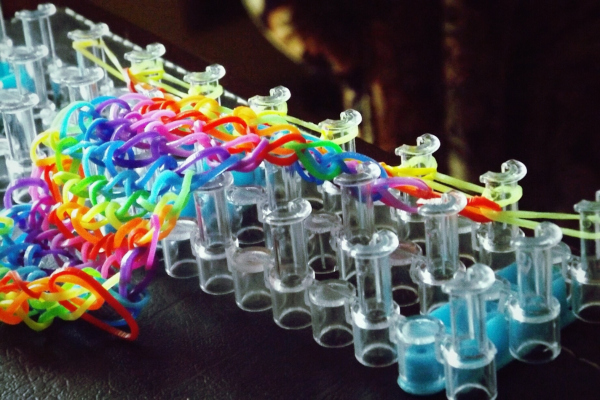 Wunderschöne Armbänder aus Gummibändern. Webmuster, wie man webt