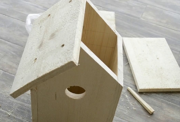 Vogelhäuschen aus Holz, Pappe und Restmaterialien mit eigenen Händen hergestellt. Zeichnungen