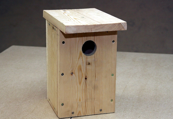 Vogelhäuschen aus Holz, Pappe und Restmaterialien mit eigenen Händen hergestellt. Zeichnungen