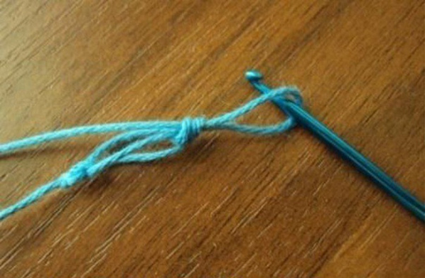 Solomons Loop-Häkelarbeit. Wie man einen Schal, ein Tuch oder einen Baktus strickt. Schemata