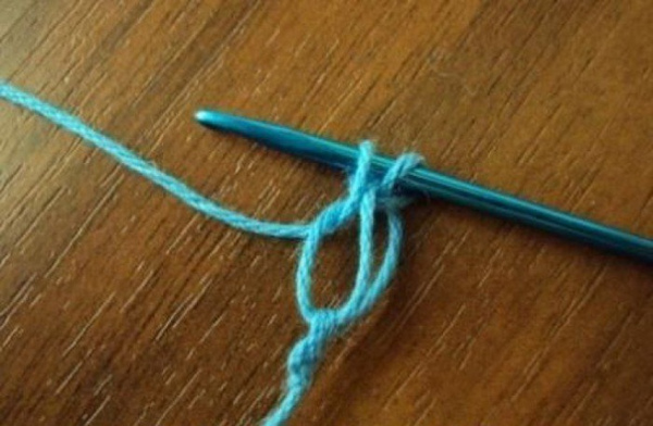 Solomons Loop-Häkelarbeit. Wie man einen Schal, ein Tuch oder einen Baktus strickt. Schemata