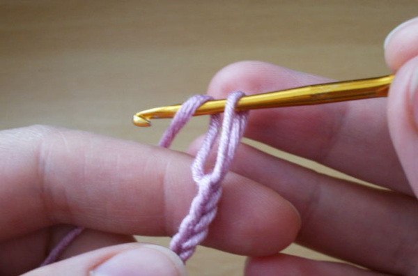 Solomons Loop-Häkelarbeit. Wie man einen Schal, ein Tuch oder einen Baktus strickt. Schemata