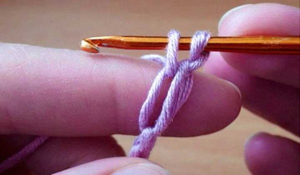 Solomons Loop-Häkelarbeit. Wie man einen Schal, ein Tuch oder einen Baktus strickt. Schemata