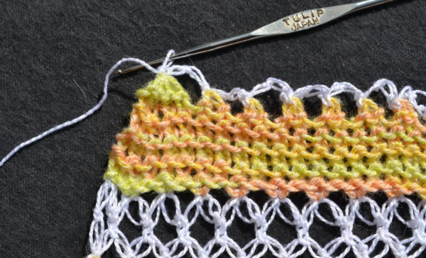 Solomons Loop-Häkelarbeit. Wie man einen Schal, ein Tuch oder einen Baktus strickt. Schemata