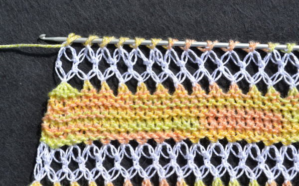 Solomons Loop-Häkelarbeit. Wie man einen Schal, ein Tuch oder einen Baktus strickt. Schemata