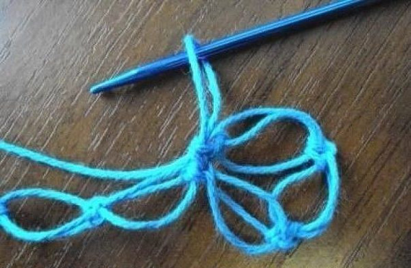 Solomons Loop-Häkelarbeit. Wie man einen Schal, ein Tuch oder einen Baktus strickt. Schemata