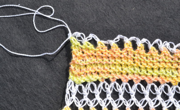 Solomons Loop-Häkelarbeit. Wie man einen Schal, ein Tuch oder einen Baktus strickt. Schemata