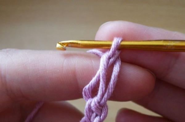 Solomons Loop-Häkelarbeit. Wie man einen Schal, ein Tuch oder einen Baktus strickt. Schemata