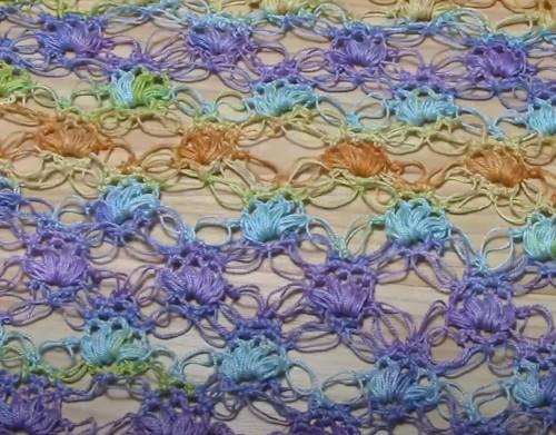 Solomons Loop-Häkelarbeit. Wie man einen Schal, ein Tuch oder einen Baktus strickt. Schemata