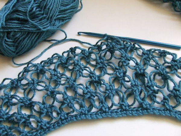 Solomons Loop-Häkelarbeit. Wie man einen Schal, ein Tuch oder einen Baktus strickt. Schemata