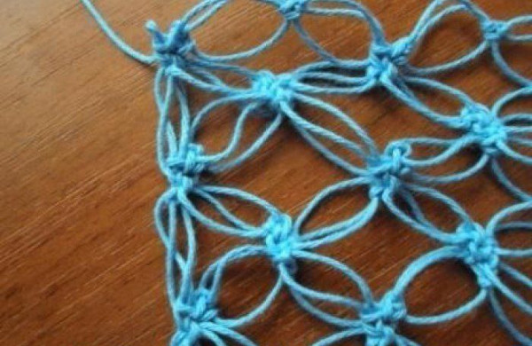 Solomons Loop-Häkelarbeit. Wie man einen Schal, ein Tuch oder einen Baktus strickt. Schemata