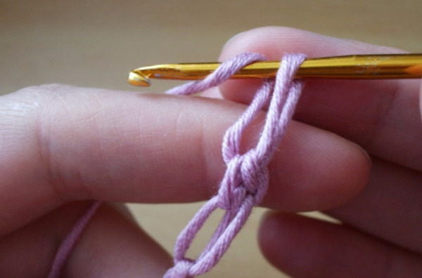 Solomons Loop-Häkelarbeit. Wie man einen Schal, ein Tuch oder einen Baktus strickt. Schemata