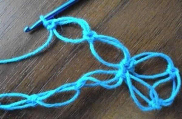 Solomons Loop-Häkelarbeit. Wie man einen Schal, ein Tuch oder einen Baktus strickt. Schemata