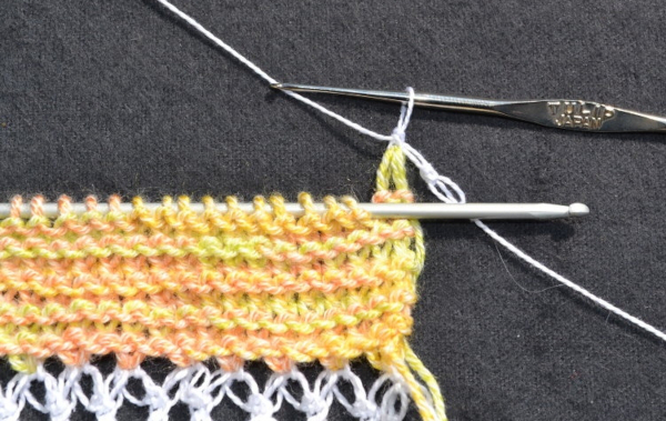 Solomons Loop-Häkelarbeit. Wie man einen Schal, ein Tuch oder einen Baktus strickt. Schemata