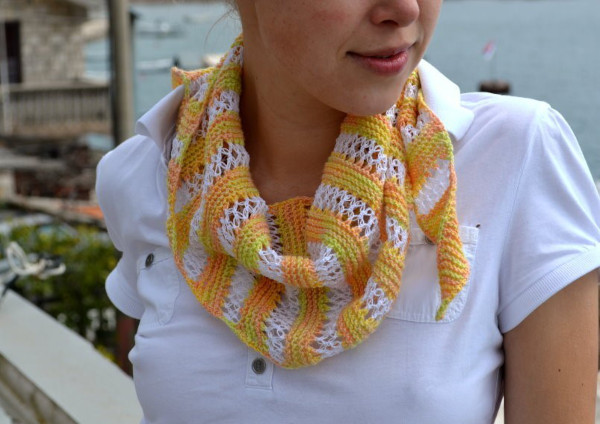 Solomons Loop-Häkelarbeit. Wie man einen Schal, ein Tuch oder einen Baktus strickt. Schemata