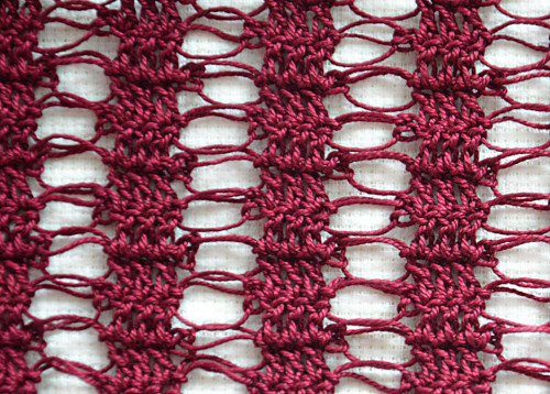 Solomons Loop-Häkelarbeit. Wie man einen Schal, ein Tuch oder einen Baktus strickt. Schemata