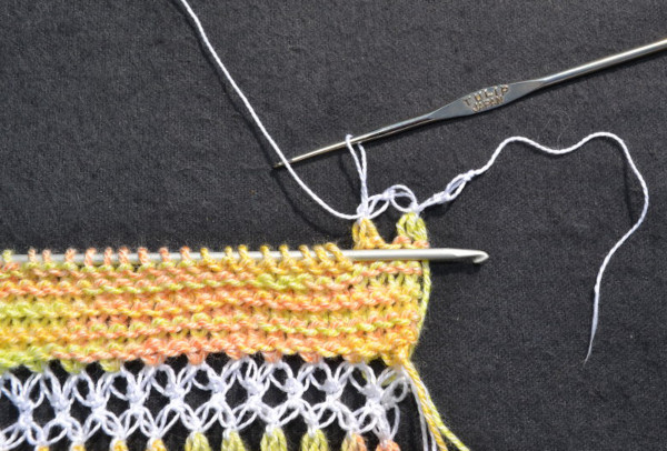 Solomons Loop-Häkelarbeit. Wie man einen Schal, ein Tuch oder einen Baktus strickt. Schemata