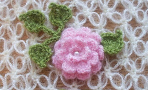 Solomons Loop-Häkelarbeit. Wie man einen Schal, ein Tuch oder einen Baktus strickt. Schemata