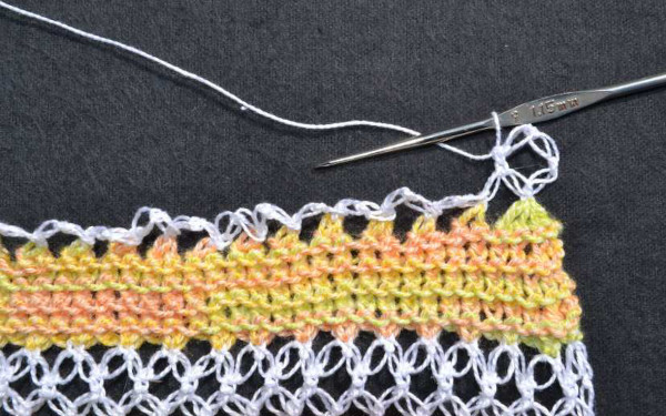 Solomons Loop-Häkelarbeit. Wie man einen Schal, ein Tuch oder einen Baktus strickt. Schemata