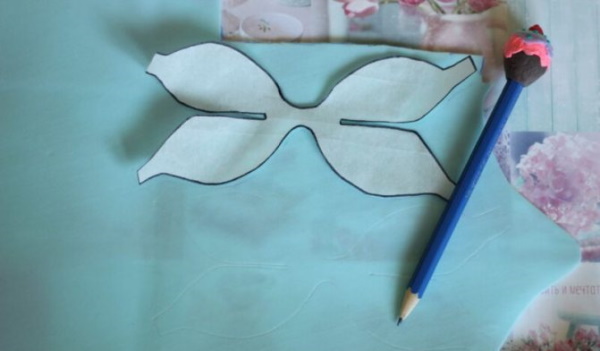 DIY Foamiran-Schleifen: Neujahrsschleifen mit Pailletten
