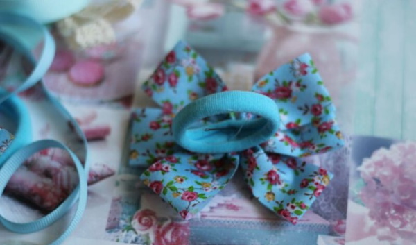 DIY Foamiran-Schleifen: Neujahrsschleifen mit Pailletten