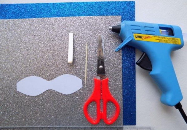 DIY Foamiran-Schleifen: Neujahrsschleifen mit Pailletten