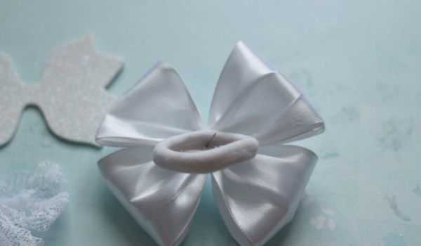 DIY Foamiran-Schleifen: Neujahrsschleifen mit Pailletten