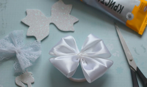 DIY Foamiran-Schleifen: Neujahrsschleifen mit Pailletten