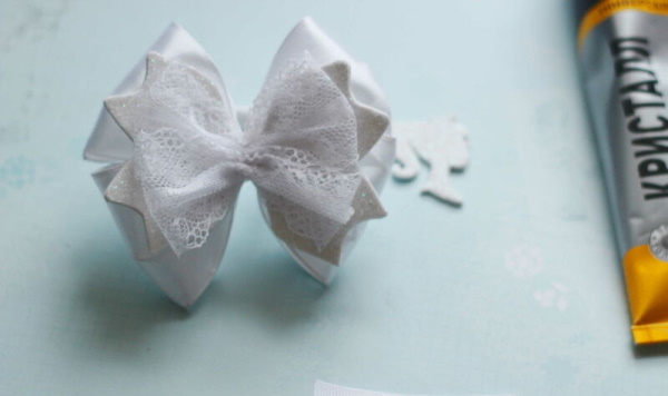 DIY Foamiran-Schleifen: Neujahrsschleifen mit Pailletten