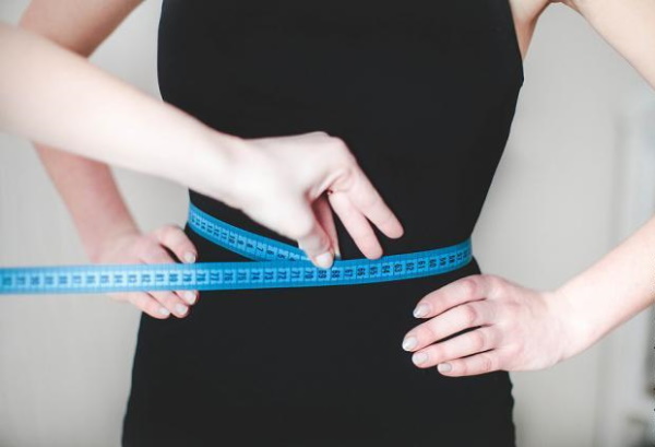 So messen Sie die Taille und Hüfte einer Frau richtig. Foto