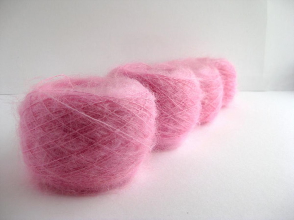 Mit Stricknadeln gestrickte Mohairmützen. Schemata, Beschreibung, Fotos
