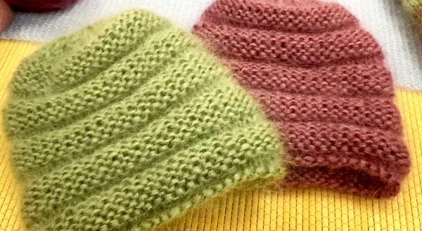 Mit Stricknadeln gestrickte Mohairmützen. Schemata, Beschreibung, Fotos